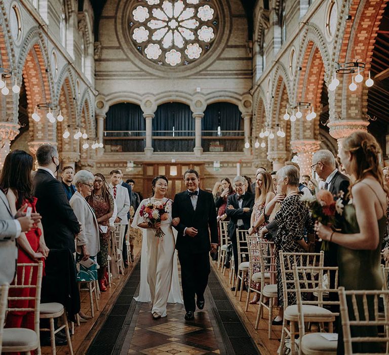 Bride walks down the aisle with her father on her wedding day | Irene Yap Photography