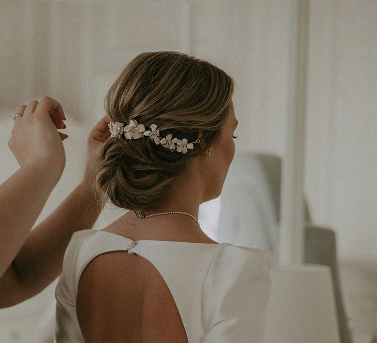 White open back wedding dress and flower-style long hair clip