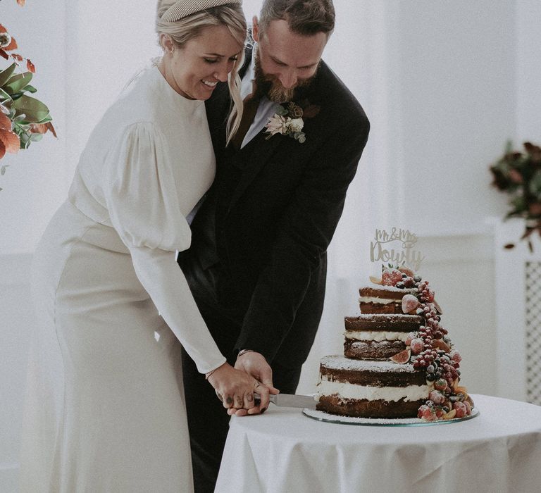 bride and groom cutting the wedding cake 