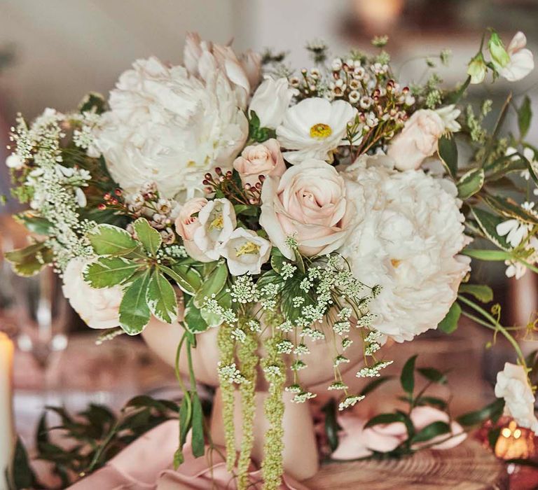 rustic tree slice centrepiece with pink and white floral arrangement 