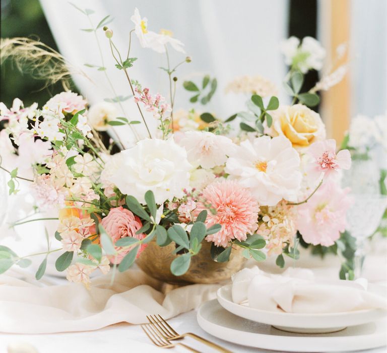 Blush and white flower table centrepiece with roses, carnations and chrysanthemums