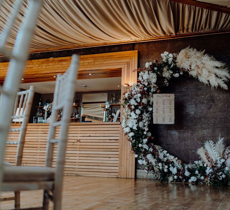 Moongate table plan with pampas grass and white flower decoration