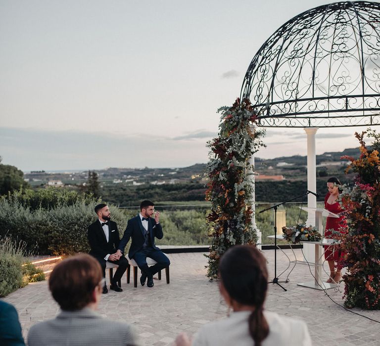 Outdoor wedding ceremony at Hotel Cortijo Bravo, Vélez-Málaga, Málaga with autumn wedding flowers 