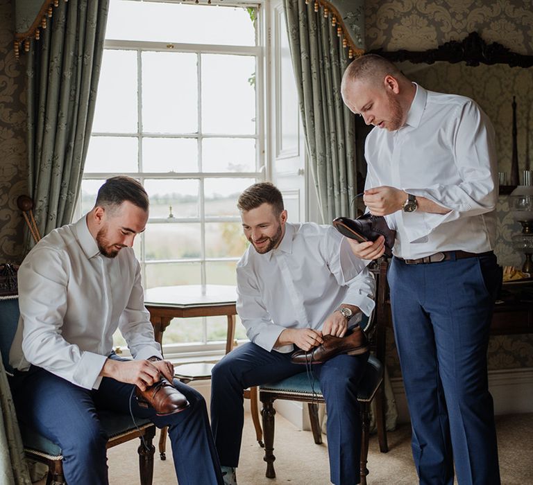 Groomsmen get ready at Horetown House with brown brogues 