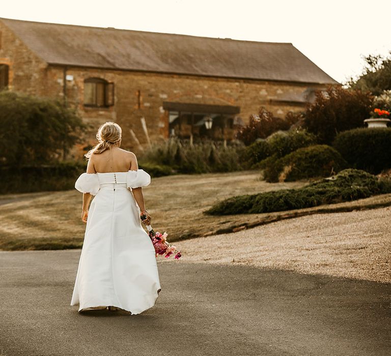 Bride in off the shoulder with puff sleeves by Jesus Peiro 