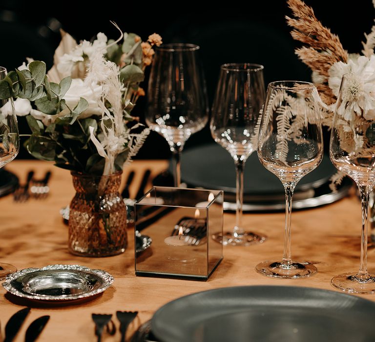 Table decor with grey slate plates and pampas grass bouquets 