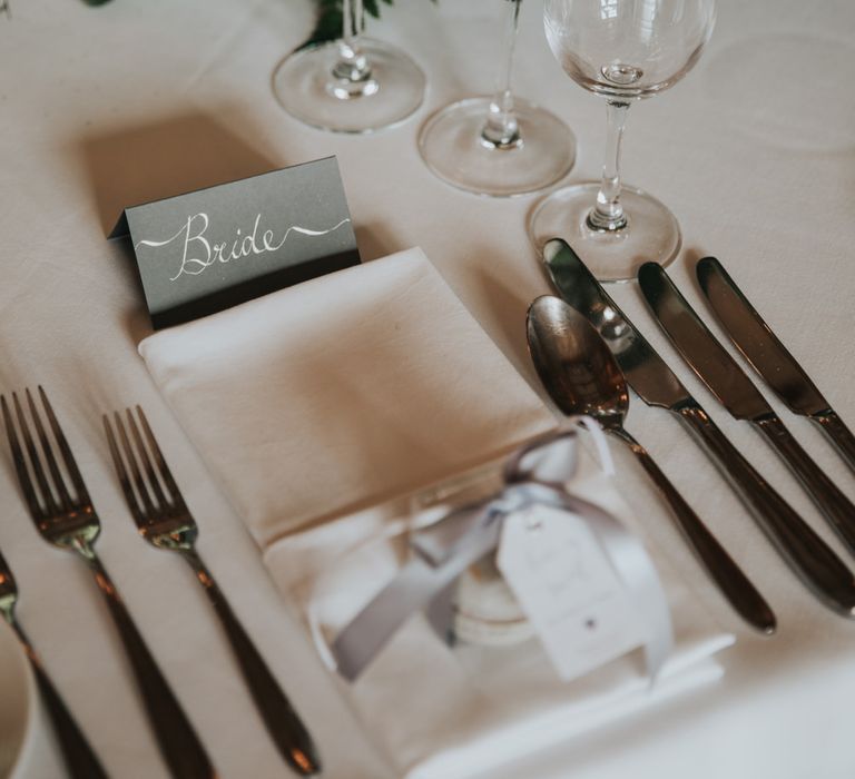 Place setting with macaroon wedding favours 