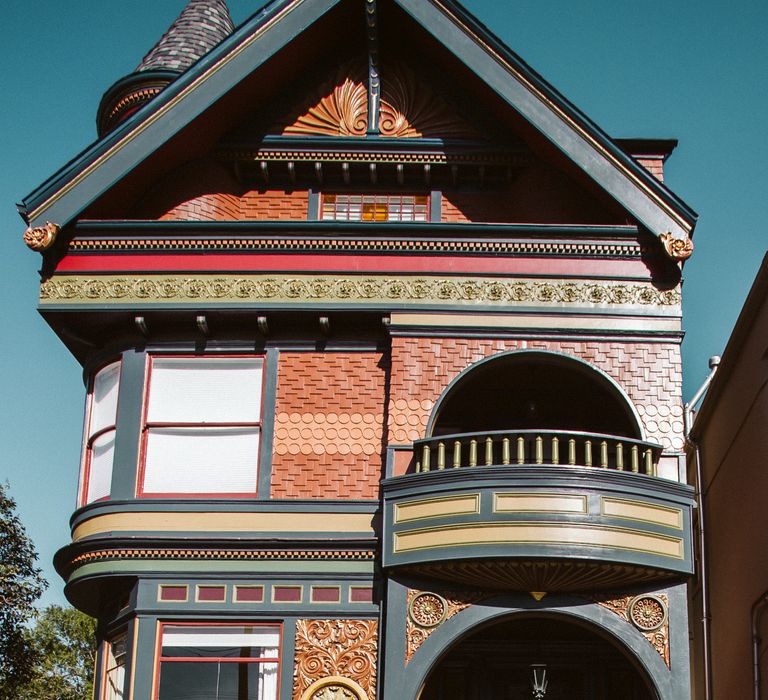 Engagement pictures in front of iconic San Francisco houses in Haight-Ashbury neighbourhood 