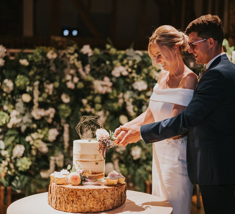 Bride & groom cut their cake 