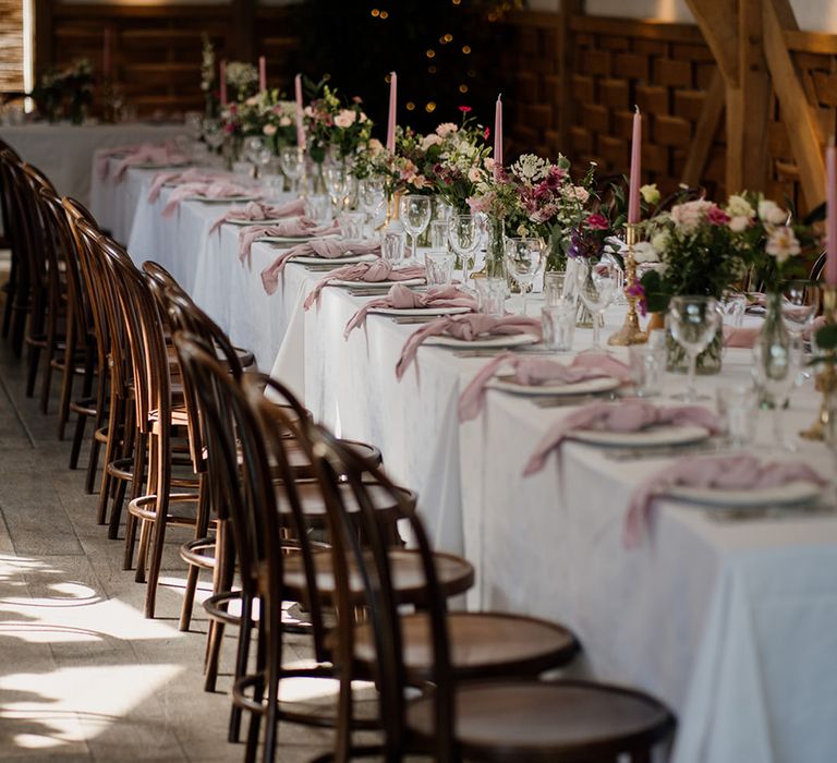 Pink napkins and pink candles decoration for classic wedding with gold details 