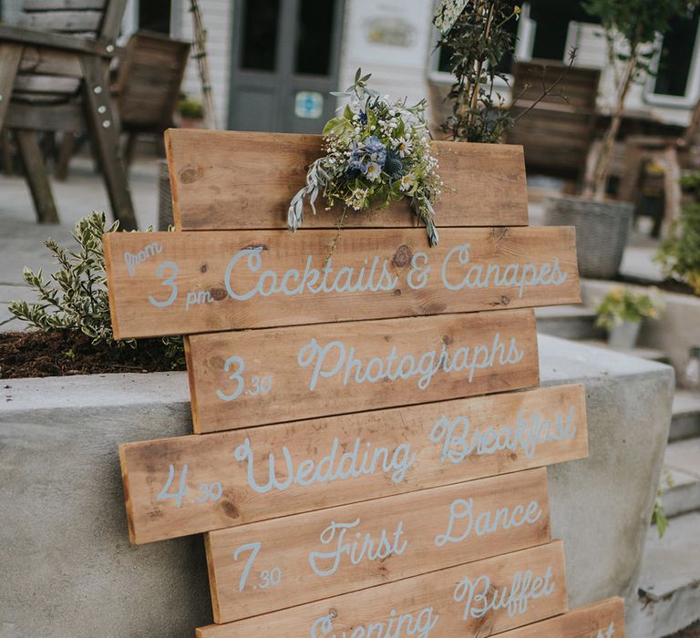 DIY wooden pallet wedding order of the day signage 