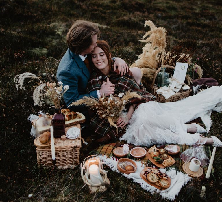 Bride & groom sit down to eco-friendly picnic in the Isle Of Skye