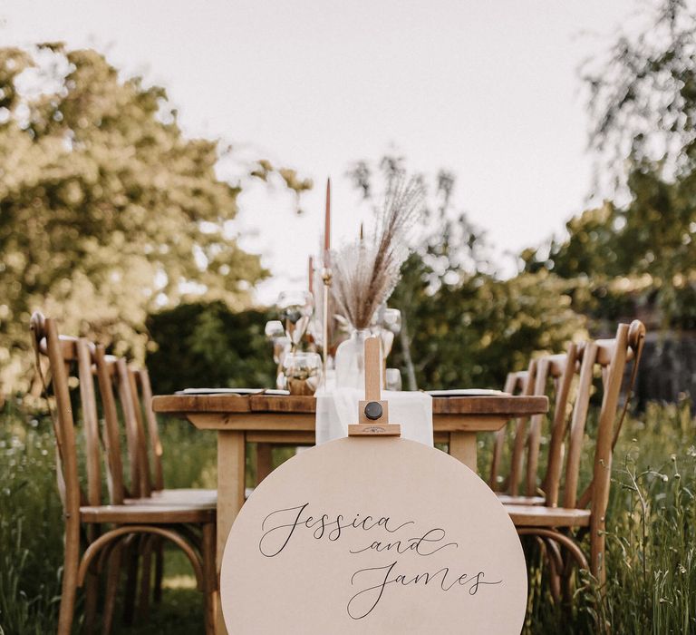 Round wedding welcome sign on a wooden easel 