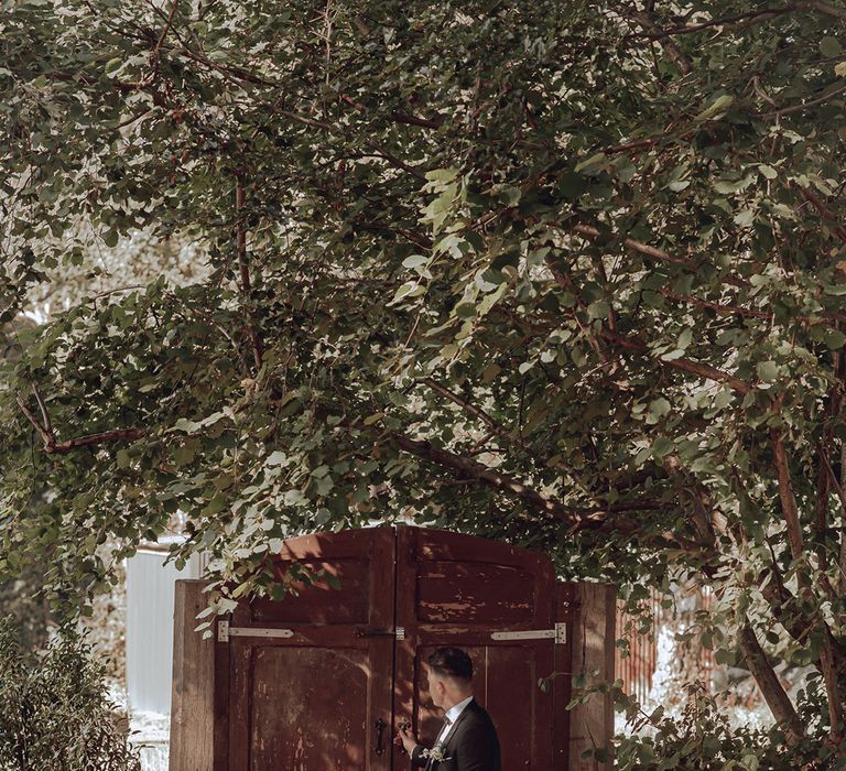 Barn doors outside for Oak Tree Barn wedding