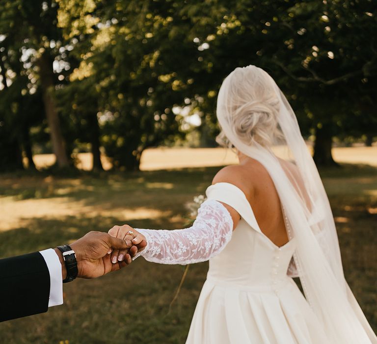 Bride wears off-the-shoulder princess wedding dress with detachable lace sleeves 