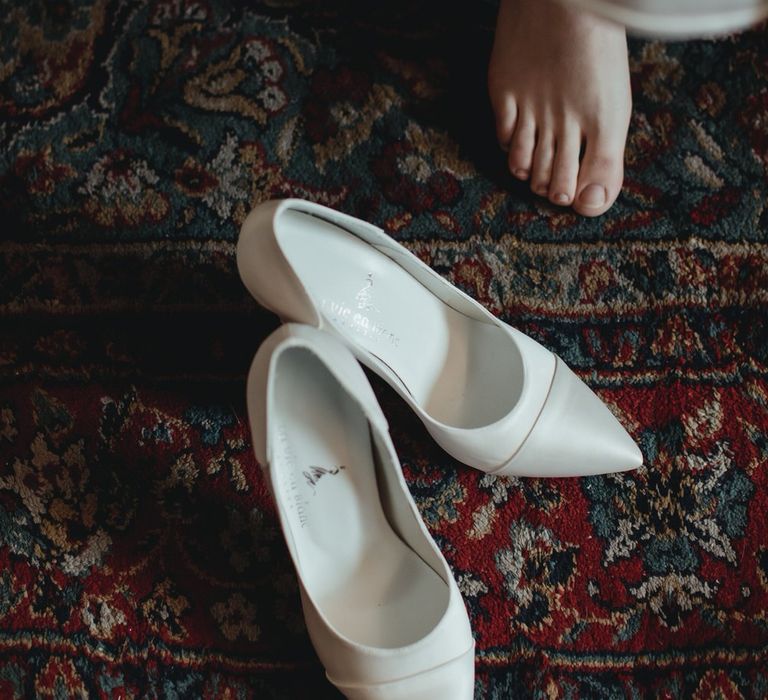 White pointed wedding heels for a vintage style wedding