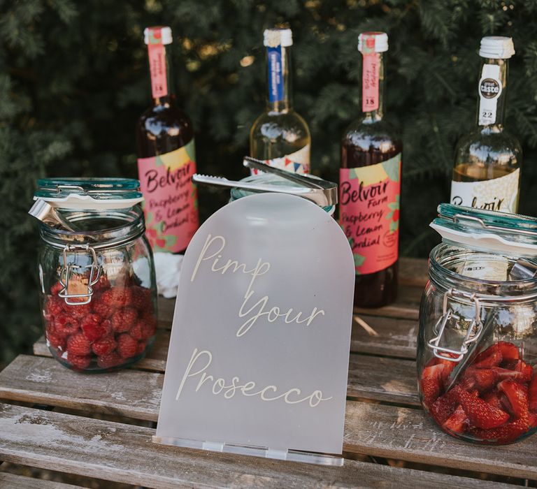 Pimp your Prosecco station at the wedding with cordials and fresh fruit 