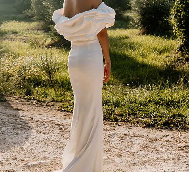 off-the-shoulder-ruffle-wedding-dress-The-In-Love-Photographers