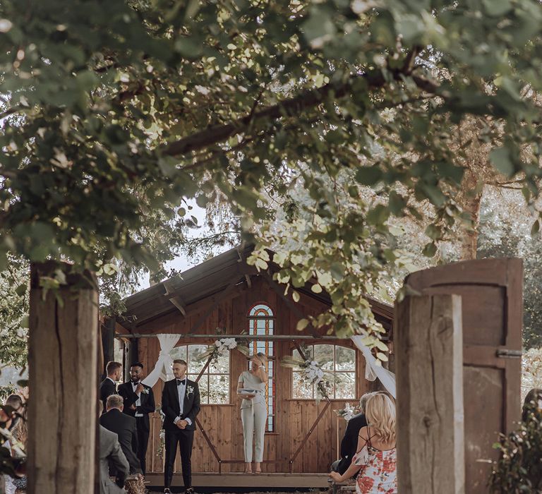 Oak Tree Farm complete with barn doors at the beginning of aisle