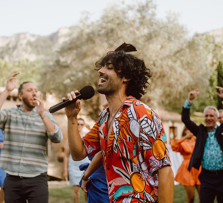 Live singer with the guests