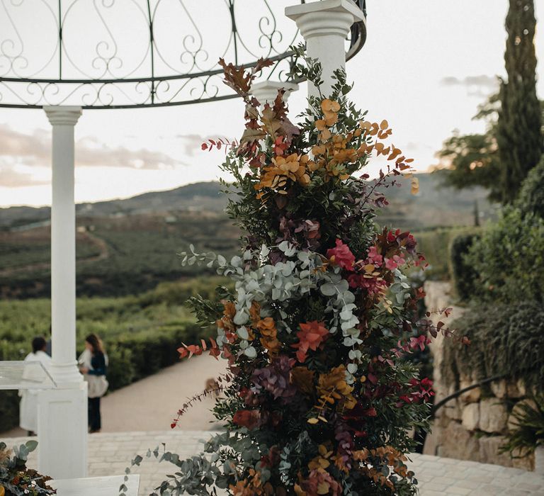 autumn wedding flowers and foliage wrapped around a pole