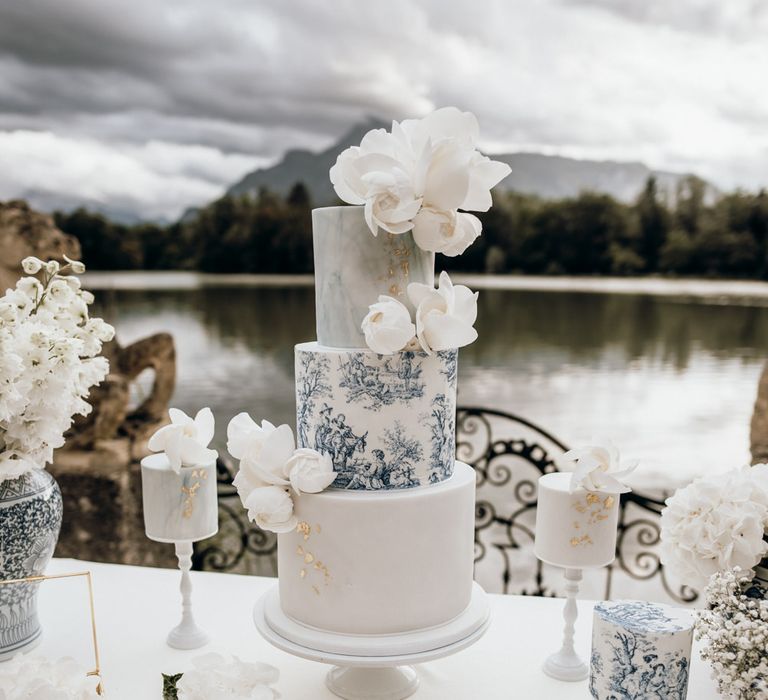 Blue and white Chinese pottery and matching wedding cake design 