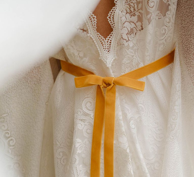 Yellow velvet ribbon tying the lace Kimono-style wedding dress 