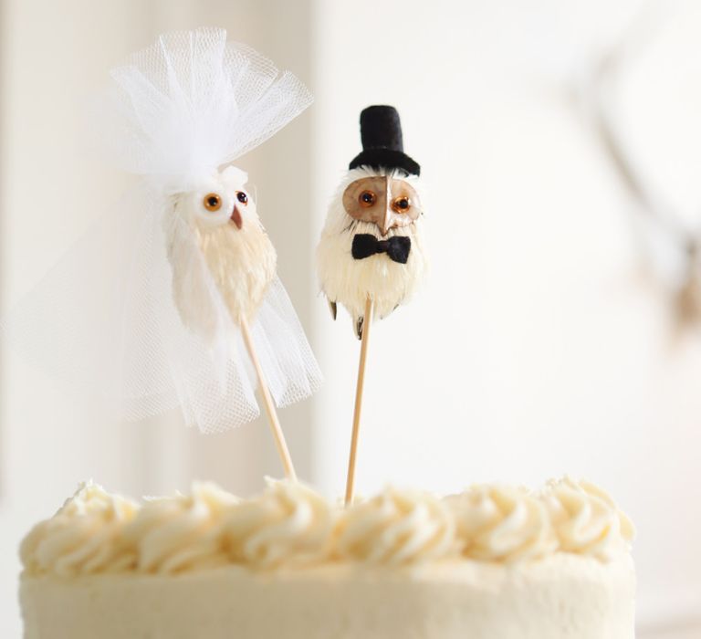 Miniature owls on a stick in a single tier wedding cake 