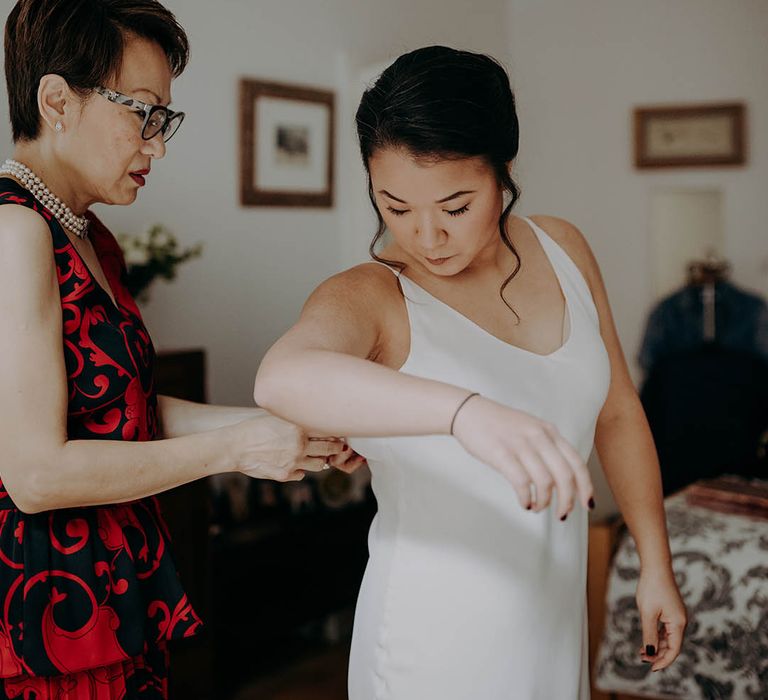 Bride gets ready on the morning of her wedding day  | Irene Yap Photography