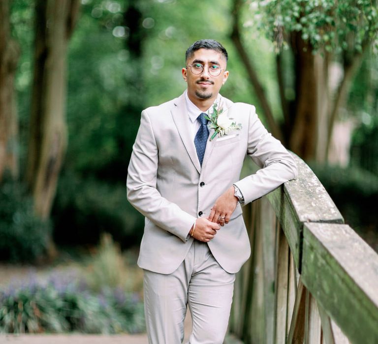 Groom in a beige suit from Zara