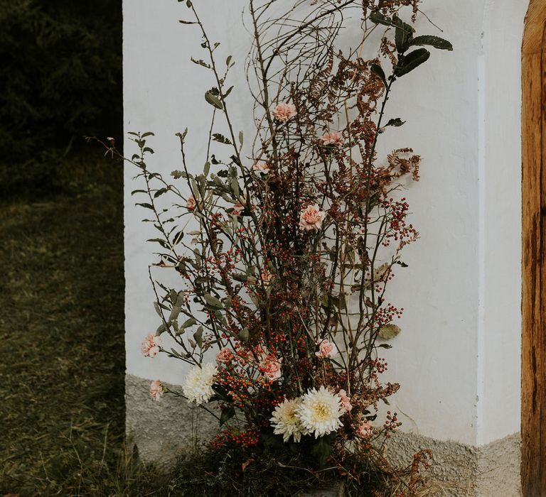 Dried and fresh flower vertical arrangement 