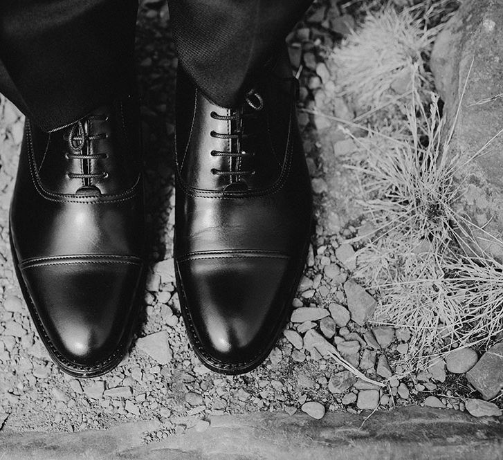 Groom wears leather dress shoes on his wedding day