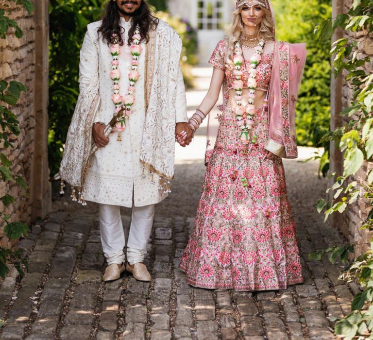 Multicultural wedding with incredible pink and white Hindu outfits