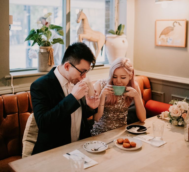 Micro wedding with intimate coffee and croquette break 