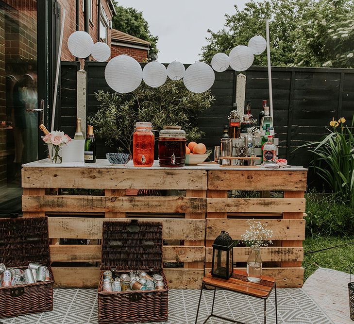 DIY wooden palette drinks station 