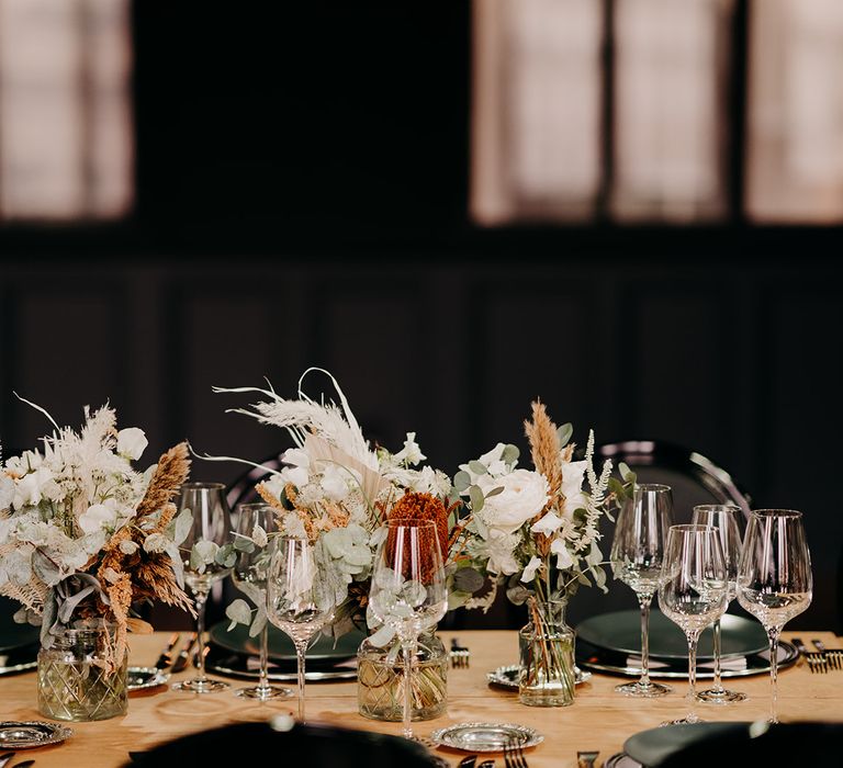 Boho table decor with grey slate plates and pampas grass bouquets