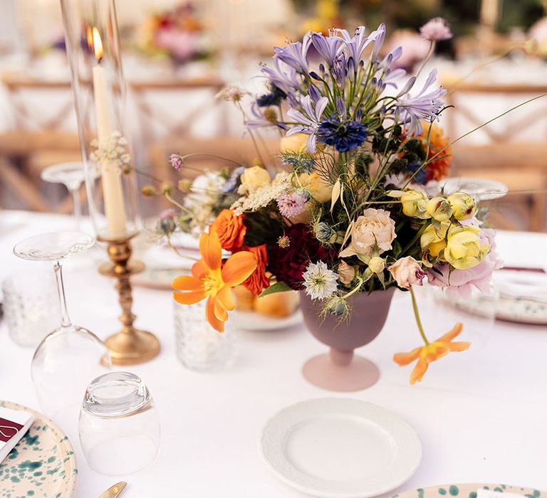 Mini flower arrangements for the table decor in purple and pink vases 