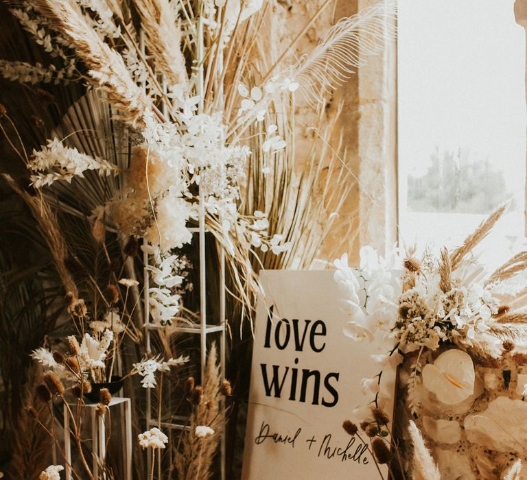 Autumn micro wedding decor with love wins sign and dried flowers decor 