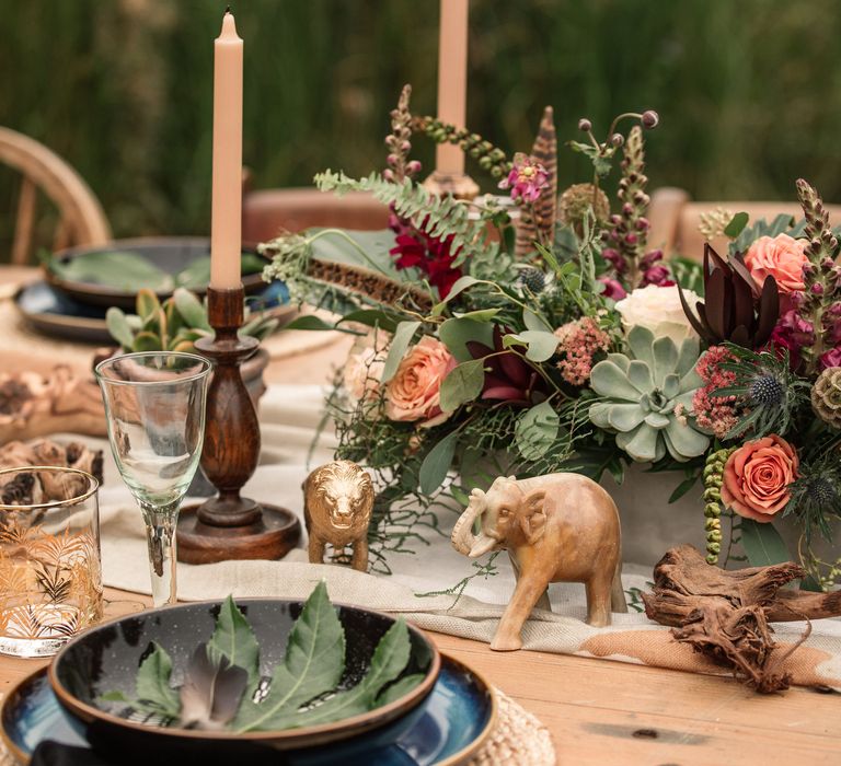 Black plates with blue bowls on wooden table