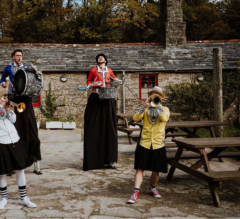 Band plays outdoors for Autumnal wedding day