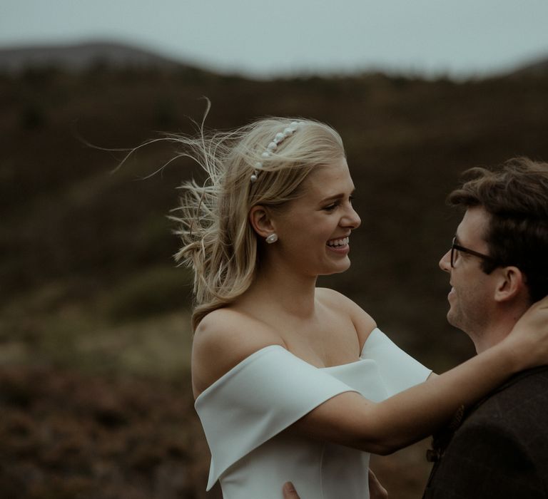 Groom picks up bride in the countryside 