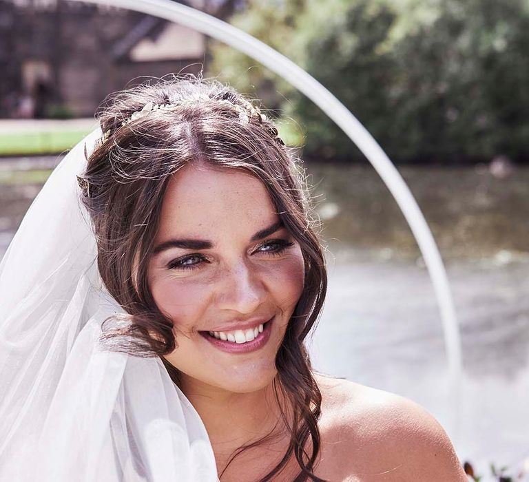 Bride with wavy hair and natural makeup 