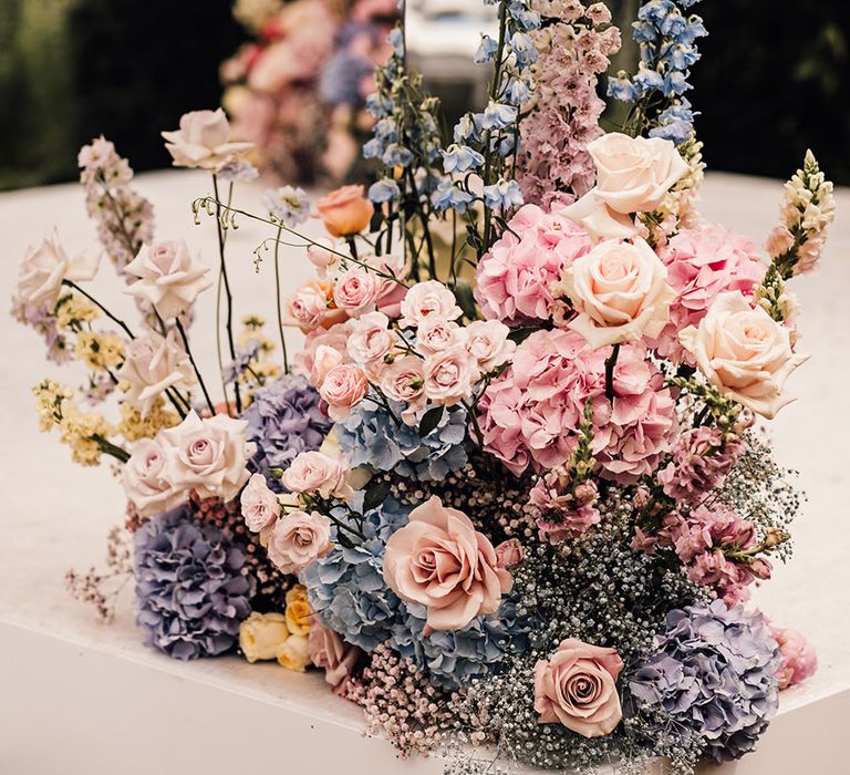 Beautiful pastel wedding flower arrangements 