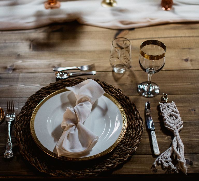 Rustic wedding table settings with rope and rattan details