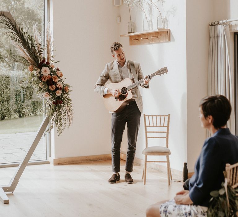 Guitarist at intimate wedding 