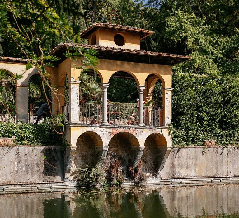 Wedding venue outdoors in Italy Florence in front of lake 