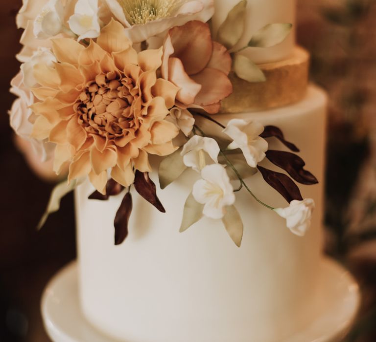 Neutral flower wedding cake details