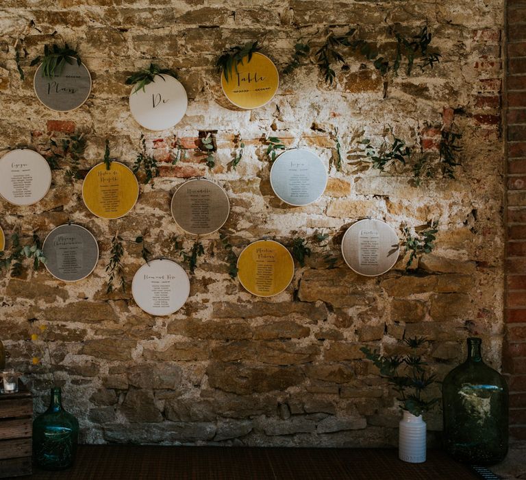 French table plan with circles and foliage decor