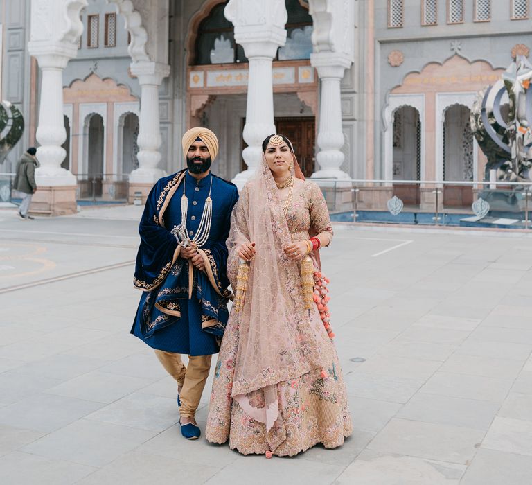 Bride & groom stand outside the Guru Nanak Darbar