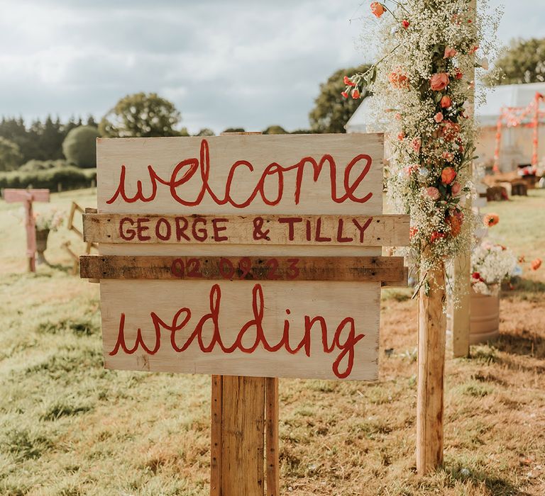 DIY wooden wedding welcome sign for boho outdoor festival theme wedding 